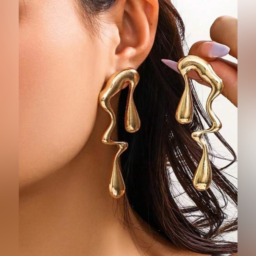 ✨ NEW Gold Abstract Drop Earrings